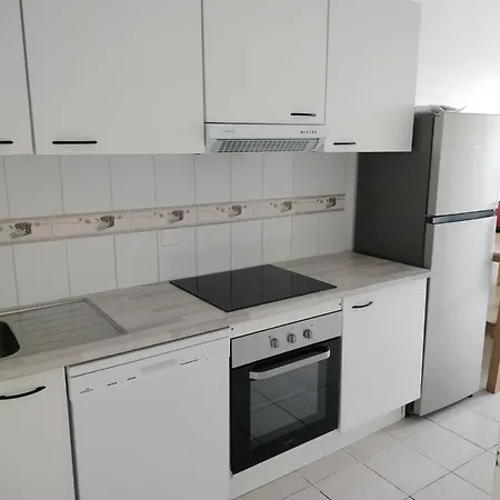 Apartment 5 Mn 450m Walk Metro - La Defense - 3br - Parking *